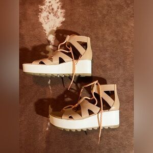 Sorel Cameron platform sandals 
size 9
Almost new come with box and receipt!